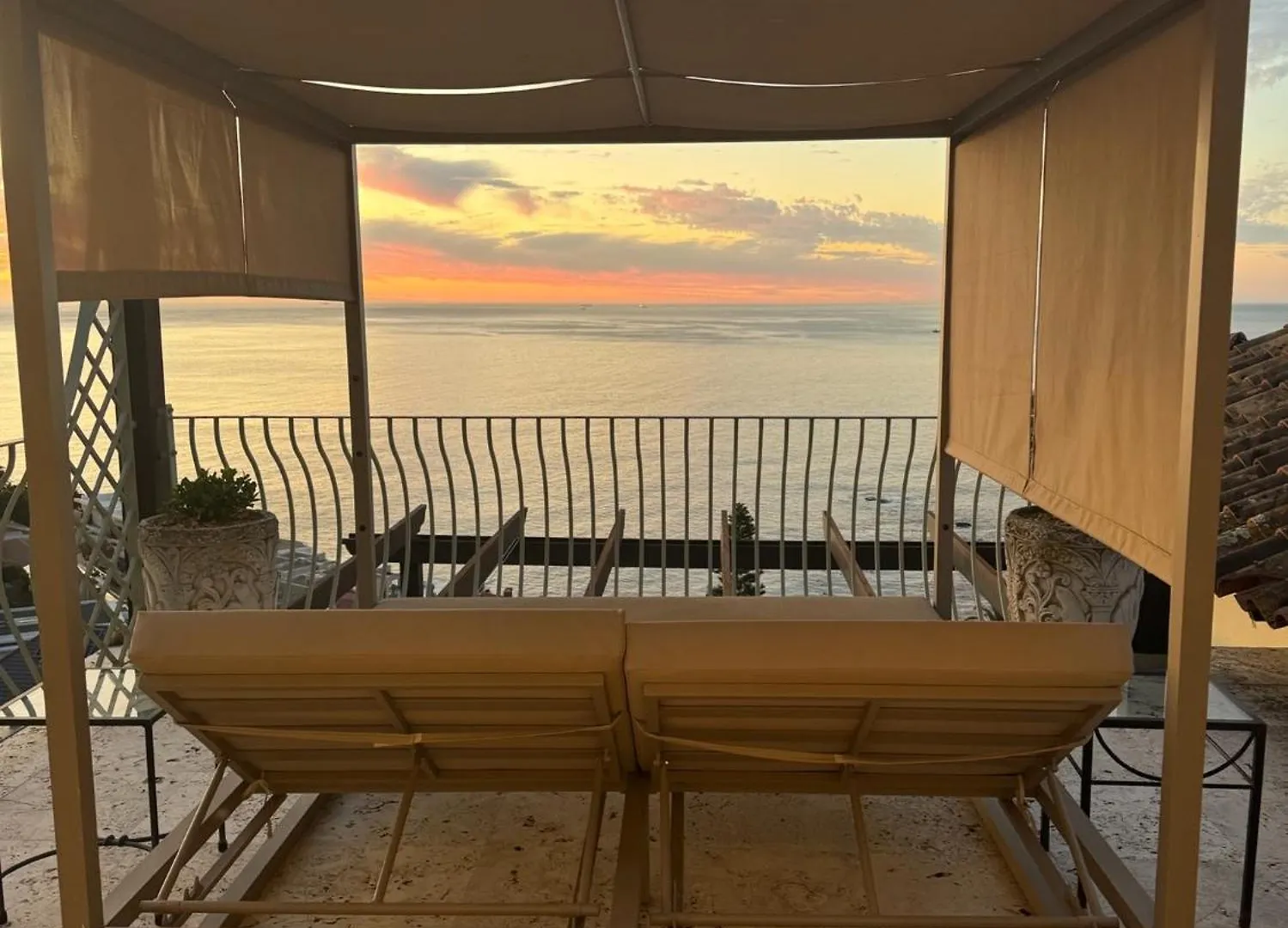 Villa Del Mar: Luxurious Sea View Suite in Bantry Bay Cape Town South Africa