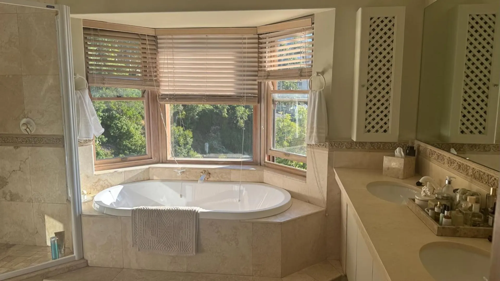 Villa Del Mar: Luxurious Sea View Suite in Bantry Bay Cape Town