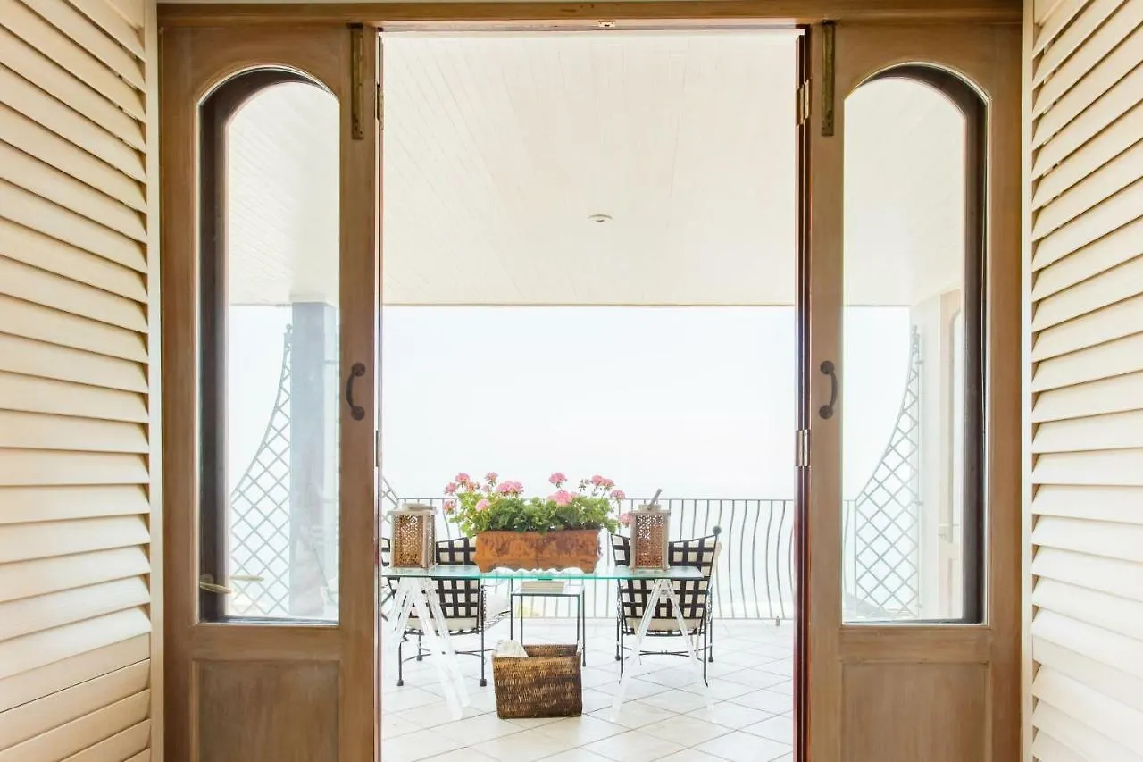 Villa Del Mar: Luxurious Sea View Suite in Bantry Bay Cape Town